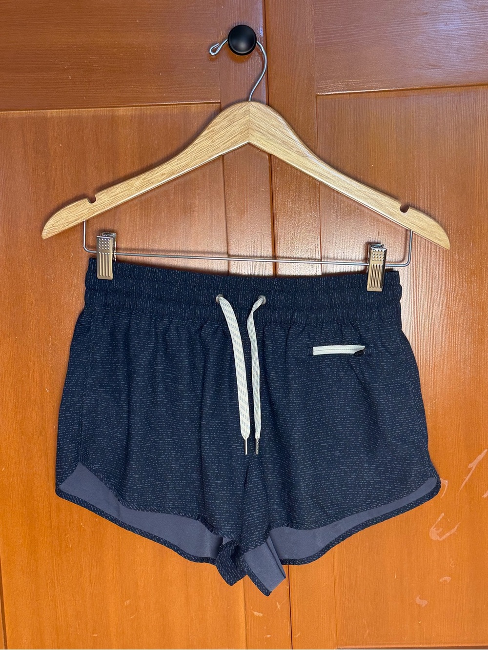 Vuori Women's Navy Pattern Clementine Athletic Shorts 2.0 Size S - Picture 2 of 7